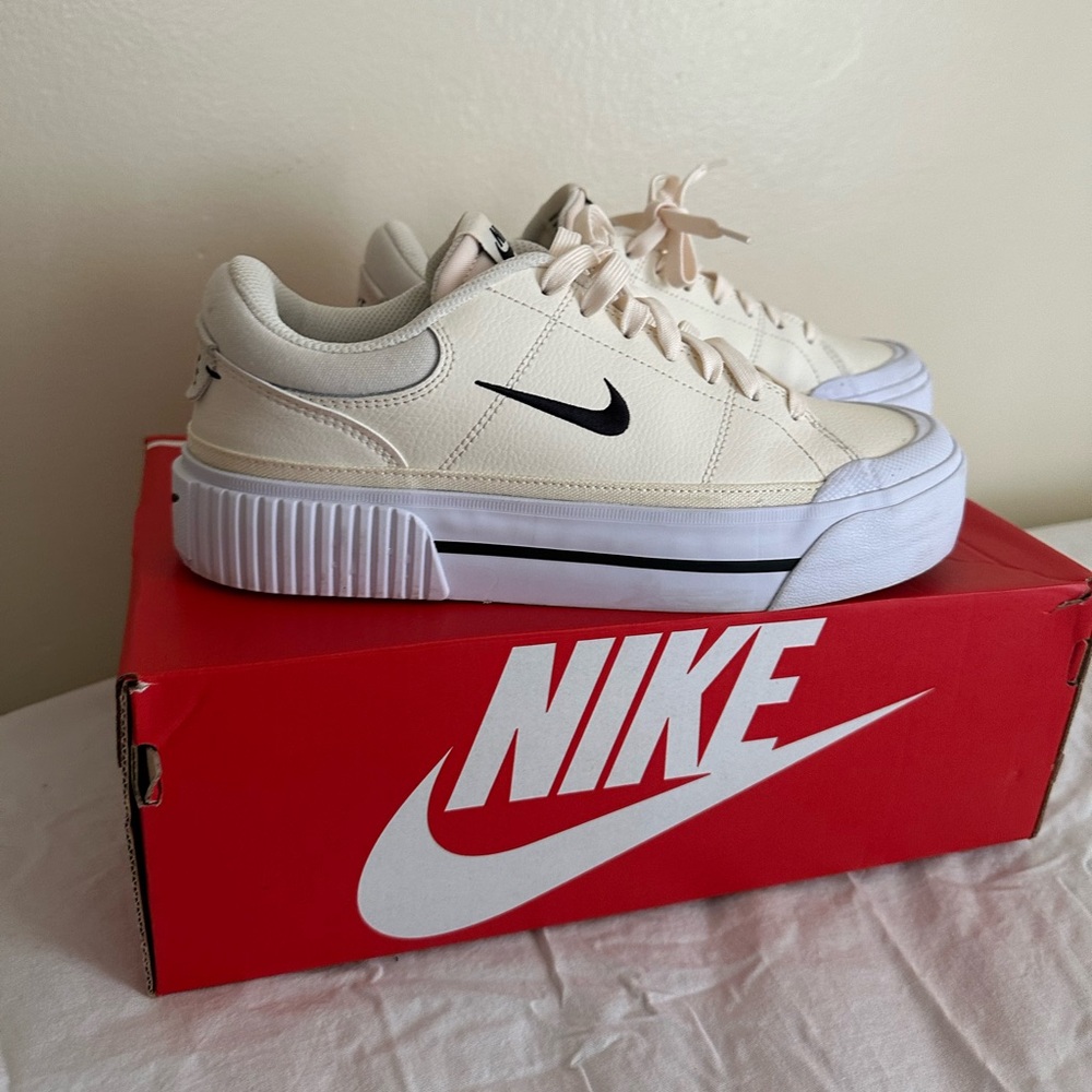 Nike Women’s court legacy lift -Like new!